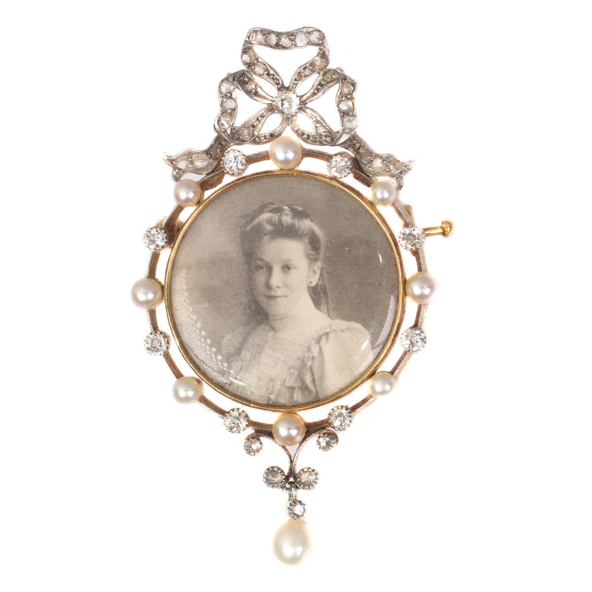 Belle Epoque old picture brooch set with diamonds and pearls